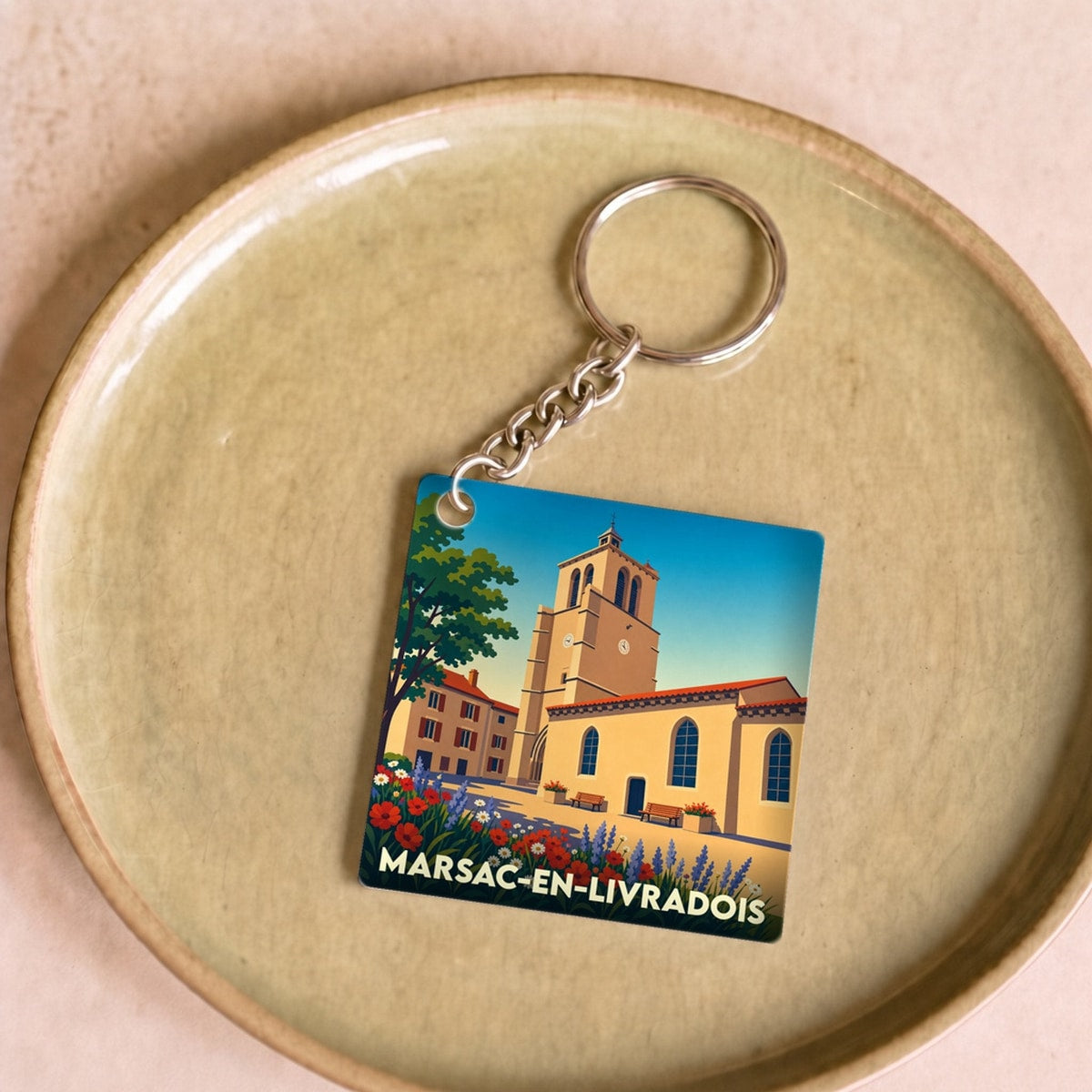 Porte-clés souvenir de la ville de Marsac-en-Livradois avec une illustration stylisée de son église.