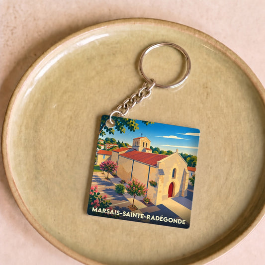 Porte-clés souvenir de la commune de Marsais-Sainte-Radégonde avec une illustration stylisée de son église.