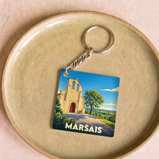 Porte-clés souvenir de la ville de Marsais avec une illustration stylisée de son église.