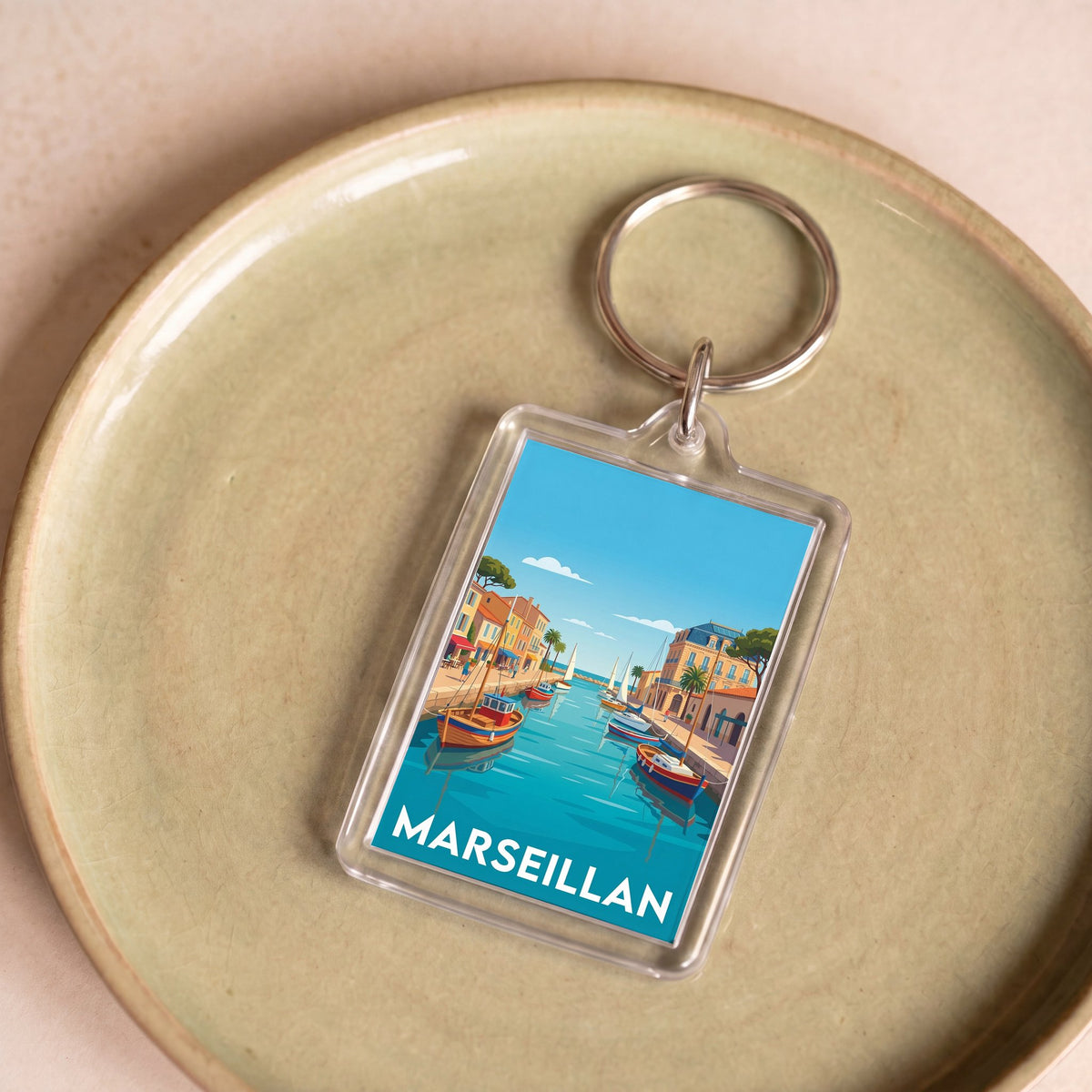 Porte-clés souvenir de la ville de Marseillan avec une illustration stylisée de son port.