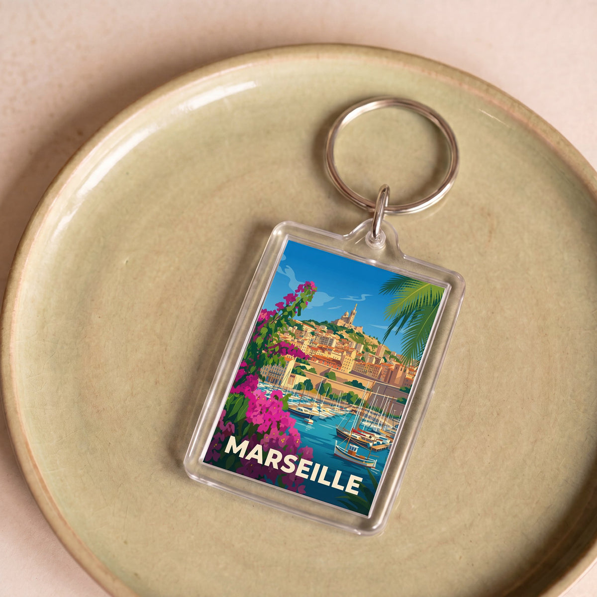 Porte-clés souvenir de la ville de Marseille avec une illustration colorée et stylisée.
