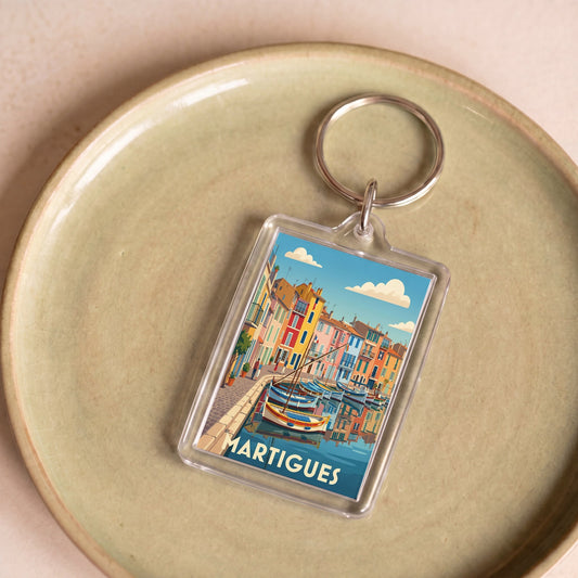 Porte-clés souvenir de la ville de Martigues avec une illustration stylisée.