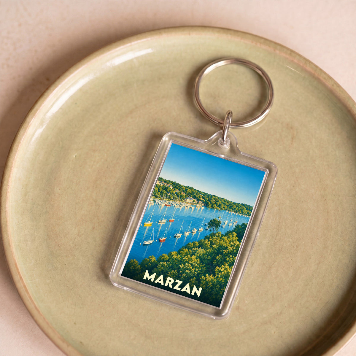Porte-clés souvenir de la ville de Marzan avec une illustration stylisée de son port.