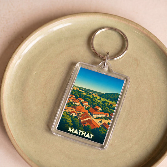 Porte-clés souvenir de la ville de Mathay avec une illustration stylisée.