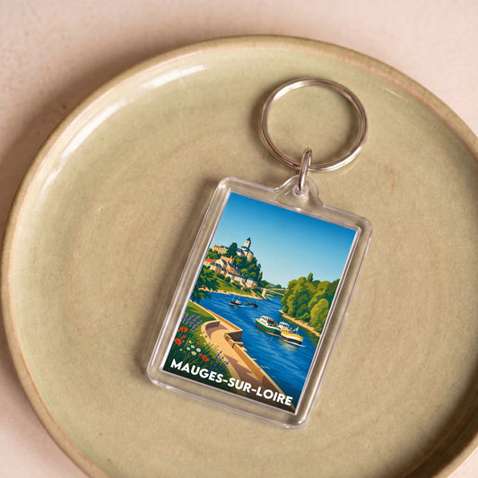 Porte-clés souvenir de la ville de Mauges-sur-Loire avec une illustration stylisée d'un paysage fluvial.