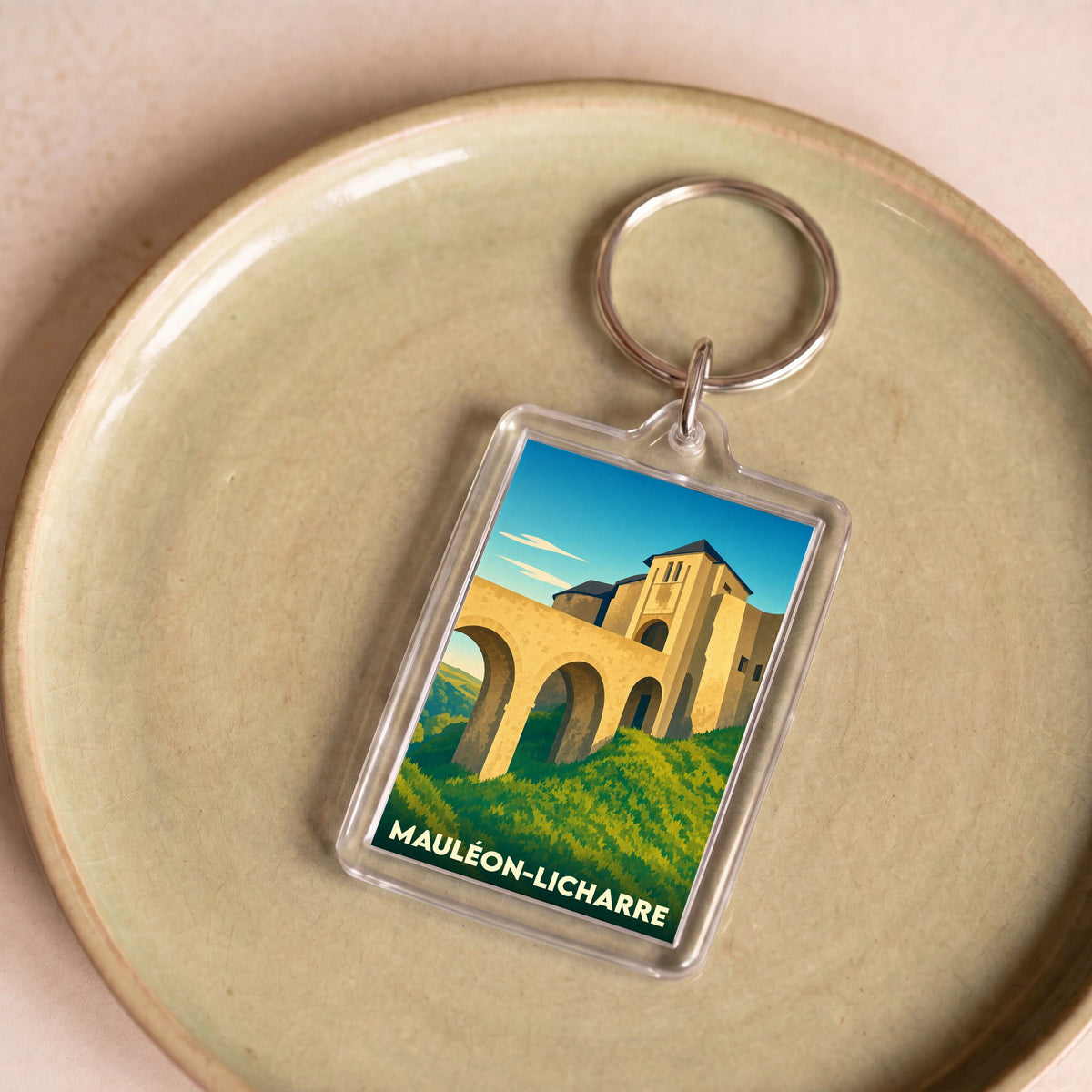 Porte-clés souvenir de la ville de Mauléon-Licharre avec une illustration stylisée de son château.