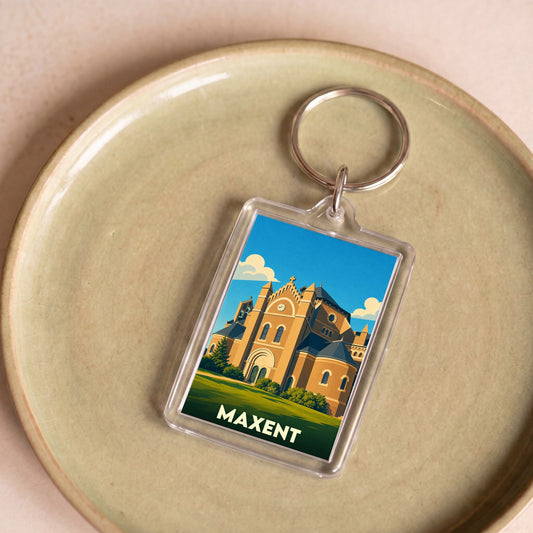 Porte-clés souvenir de la ville de Maxent avec une illustration stylisée de son église.