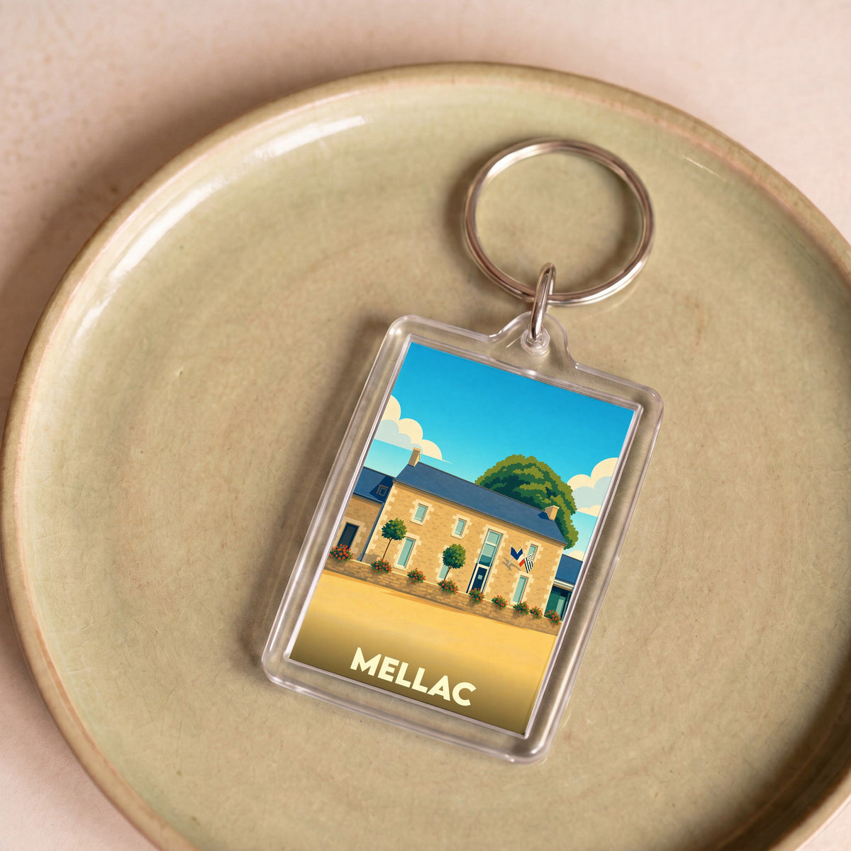 Porte-clés souvenir de la ville de Mellac avec une illustration stylisée de sa mairie.