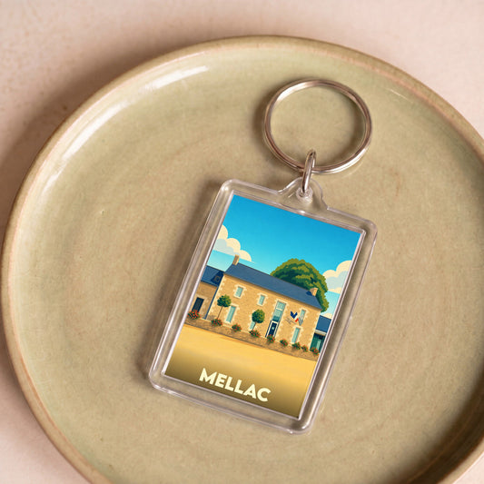 Porte-clés souvenir de la ville de Mellac avec une illustration stylisée d'un bâtiment traditionnel breton.
