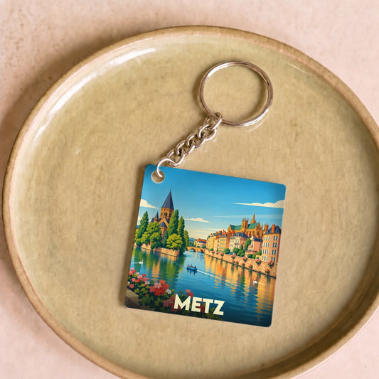 Porte-clés souvenir de la ville de Metz avec une illustration stylisée des bords de la Moselle.