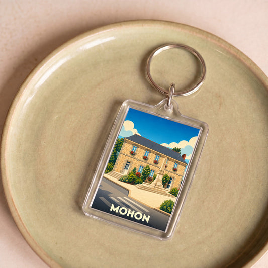 Porte-clés souvenir de la ville de Mohon avec une illustration stylisée.