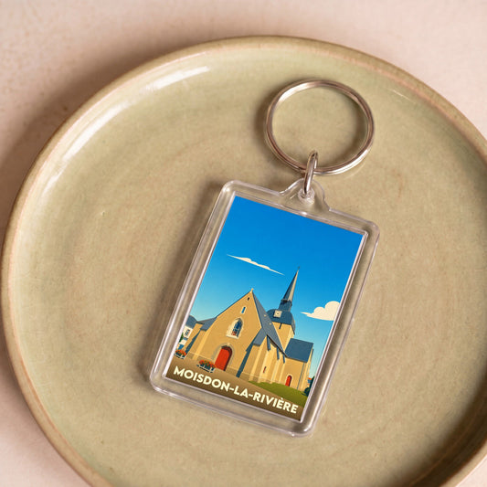 Porte-clés souvenir de la ville de Moisdon-la-Rivière avec une illustration stylisée de son église.
