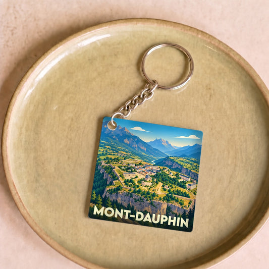 Porte-clés souvenir de la ville de Mont-Dauphin avec une illustration stylisée de sa place forte.