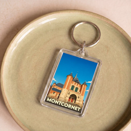 Porte-clés souvenir de la ville de Montcornet avec une illustration stylisée de son église fortifiée.