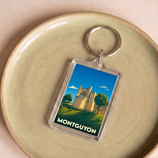Porte-clés souvenir de la ville de Montguyon avec une illustration stylisée de son château.
