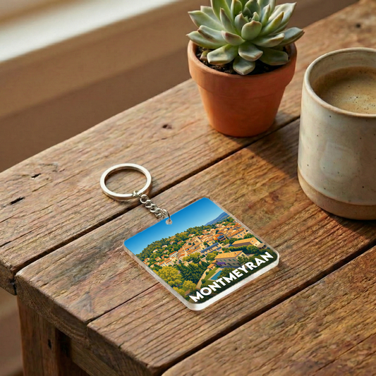 Porte-clés souvenir de la ville de Montmeyran avec une illustration stylisée du village.