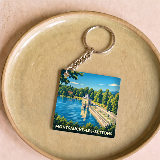Porte-clés souvenir de la ville de Montsauche-les-Settons illustrant le barrage du lac des Settons.