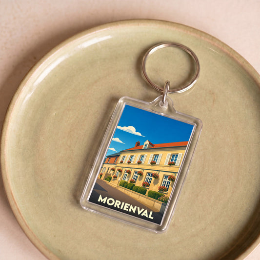 Porte-clés souvenir de la ville de Morienval avec une illustration stylisée d'un bâtiment fleuri.
