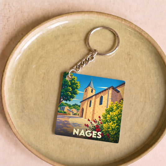 Porte-clés souvenir de la ville de Nages avec une illustration stylisée d'une église sous un ciel bleu.