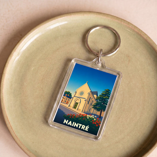 Porte-clés souvenir de la ville de Naintré avec une illustration stylisée de son église.