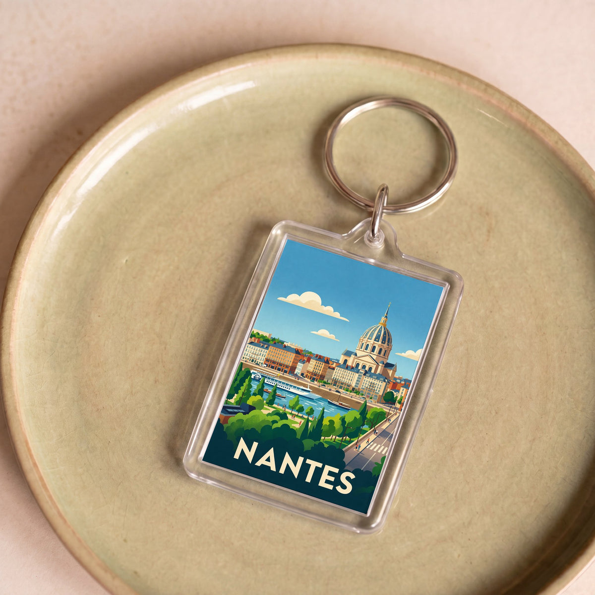 Porte-clés souvenir de la ville de Nantes avec une illustration stylisée.