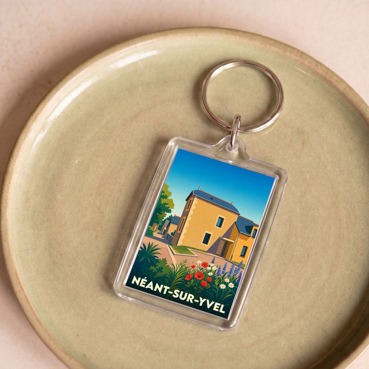 Porte-clés souvenir de la ville de Néant-sur-Yvel avec une illustration stylisée.