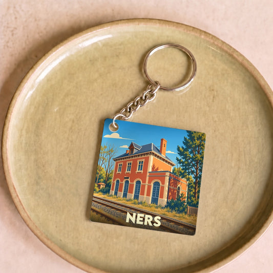 Porte-clés souvenir de la ville de Ners illustrant son ancienne gare de façon stylisée.