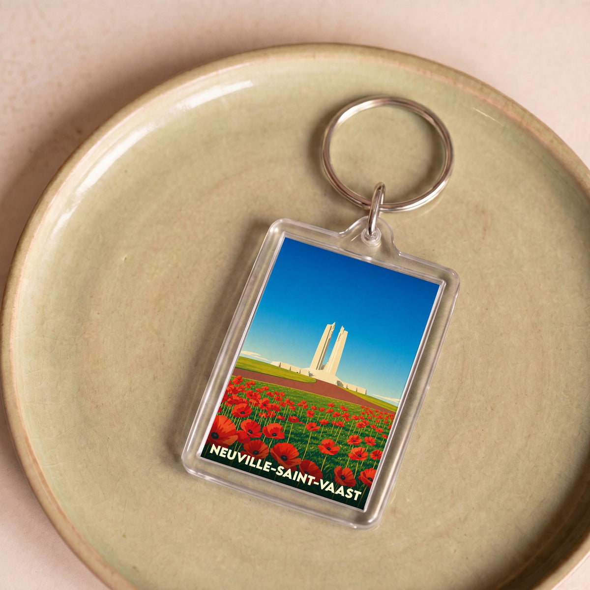 Porte-clés souvenir de Neuville-Saint-Vaast illustré du mémorial de Vimy entouré de coquelicots.