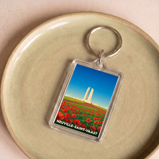 Porte-clés souvenir de Neuville-Saint-Vaast illustré du mémorial de Vimy entouré de coquelicots.