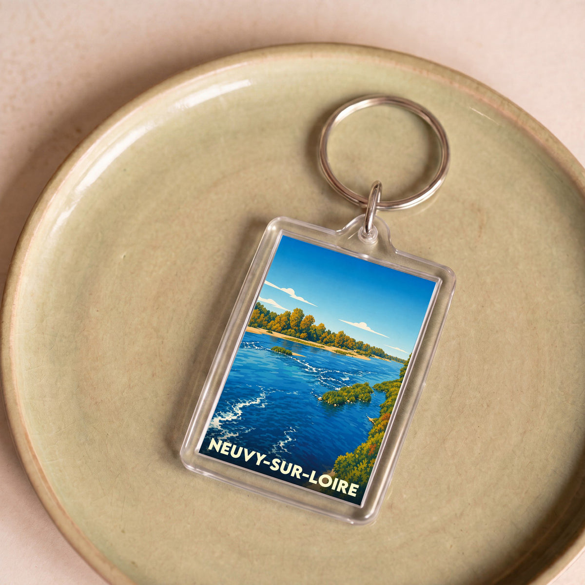 Porte-clés souvenir de la ville de Neuvy-sur-Loire avec une illustration stylisée des bords de Loire.