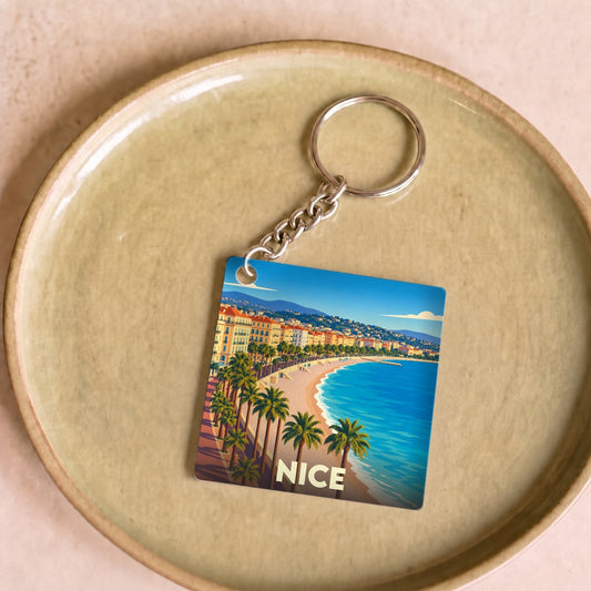 Porte-clés souvenir de la ville de Nice avec une illustration stylisée de la Promenade des Anglais.