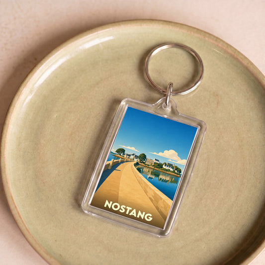 Porte-clés souvenir de la ville de Nostang avec une illustration stylisée.