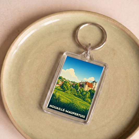 Porte-clés souvenir de la ville de Nouaillé-Maupertuis avec une illustration paysagère stylisée.