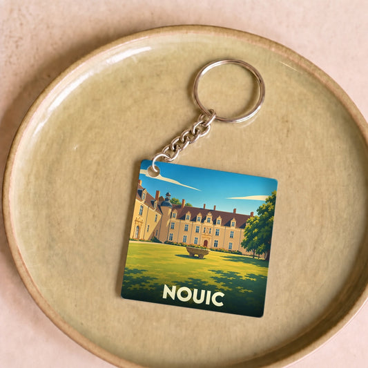 Porte-clés souvenir de la ville de Nouic avec une illustration stylisée de son château.
