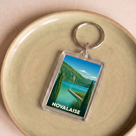 Porte-clés souvenir de la ville de Novalaise avec une illustration stylisée du lac.