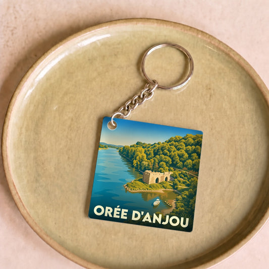 Porte-clés souvenir de la ville d'Orée d'Anjou avec une illustration stylisée des bords de Loire.
