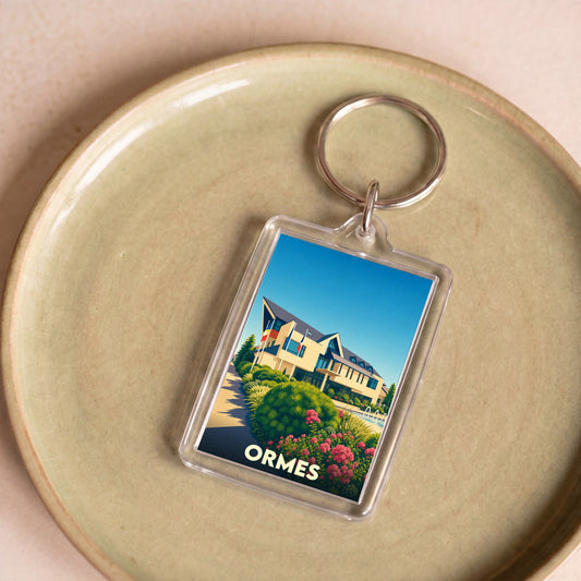 Porte-clés souvenir de la ville d'Ormes avec une illustration stylisée de son hôtel de ville.