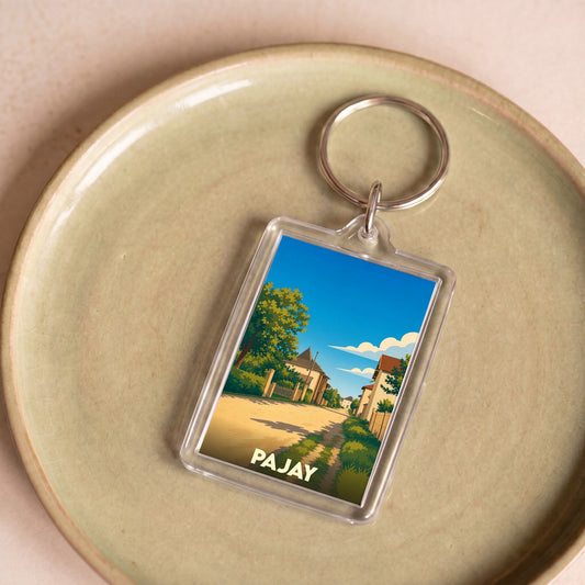 Porte-clés souvenir de la ville de Pajay avec une illustration stylisée d'une rue ensoleillée.