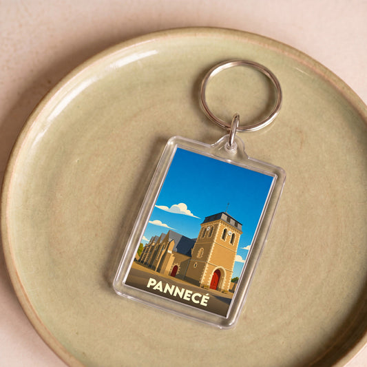 Porte-clés souvenir de la ville de Pannecé avec une illustration stylisée de son église.