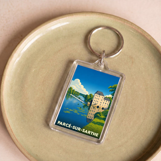 Porte-clés souvenir de la ville de Parcé-sur-Sarthe avec une illustration stylisée.