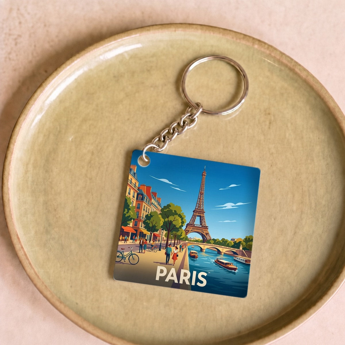 Porte-clés souvenir de la ville de Paris avec une illustration stylisée et colorée de la tour Eiffel.