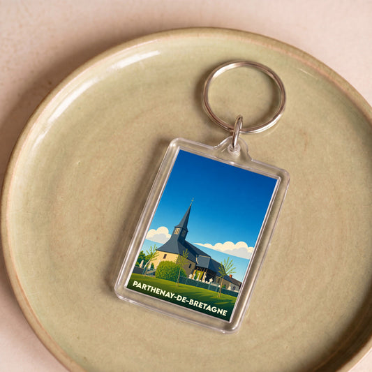 Porte-clés souvenir de Parthenay-de-Bretagne avec une illustration stylisée de son église.