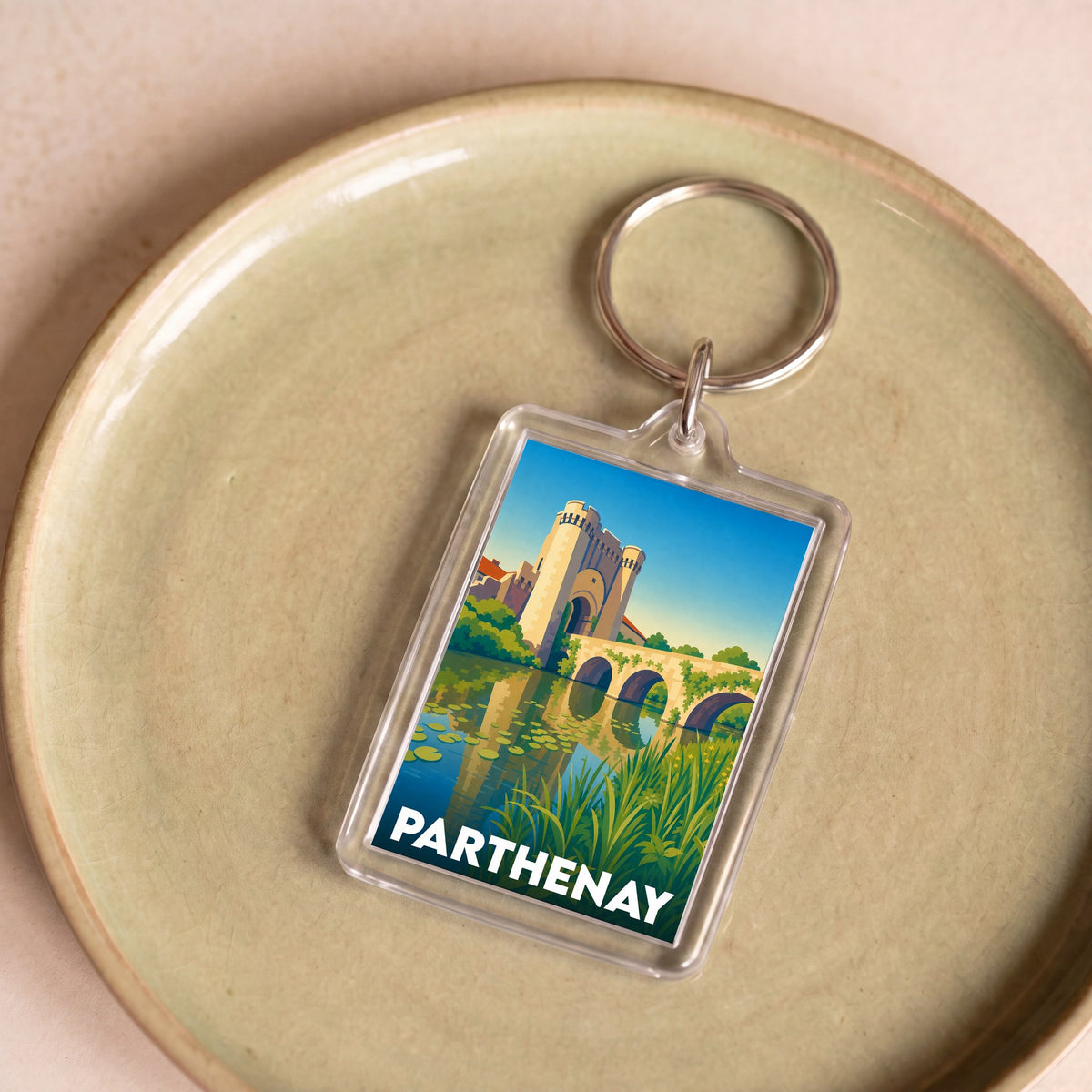 Porte-clés souvenir de la ville de Parthenay avec une illustration stylisée.
