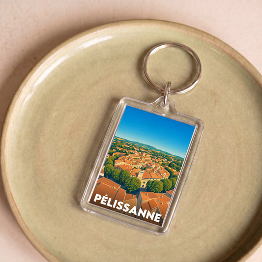 Porte-clés souvenir de la ville de Pélissanne avec une illustration stylisée.