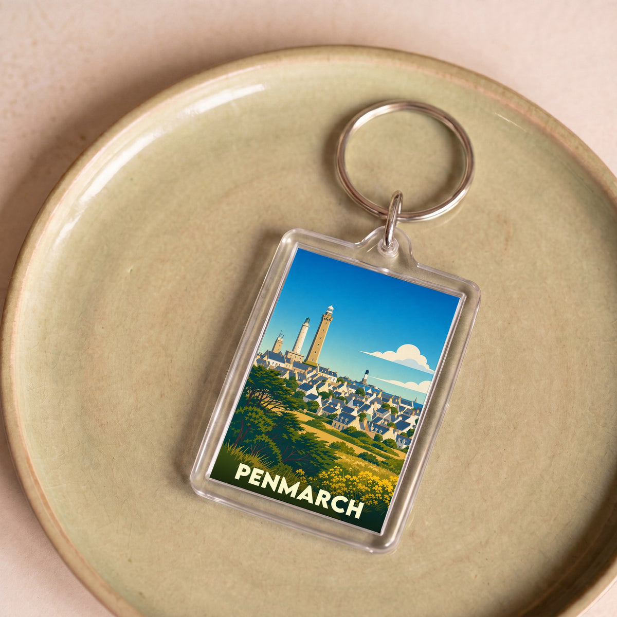 Porte-clés souvenir de la ville de Penmarch avec une illustration stylisée de son phare et de ses côtes.