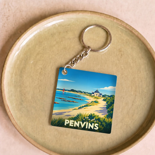 Porte-clés souvenir de la ville de Penvins avec une illustration stylisée du littoral et de sa chapelle.