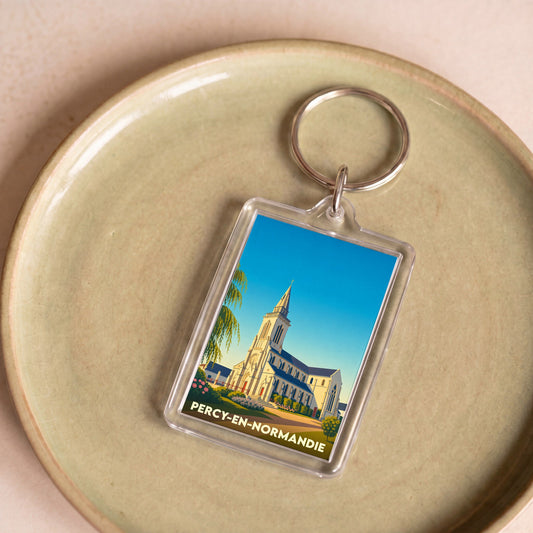 Porte-clés souvenir de la ville de Percy-en-Normandie avec une illustration stylisée de son église.