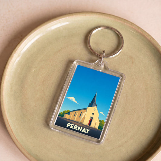 Porte-clés souvenir de la ville de Pernay avec une illustration stylisée de son église.