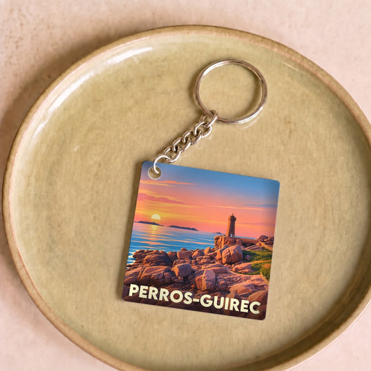 Porte-clés souvenir de la ville de Perros-Guirec avec une illustration stylisée du phare de Men Ruz au coucher du soleil.