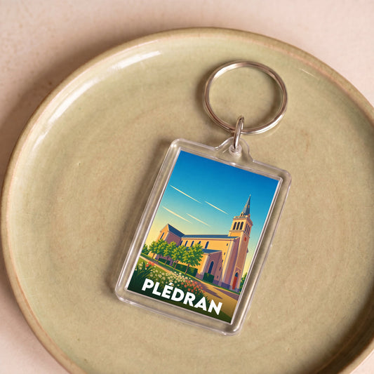 Porte-clés souvenir de la ville de Plédran avec une illustration stylisée de son église.